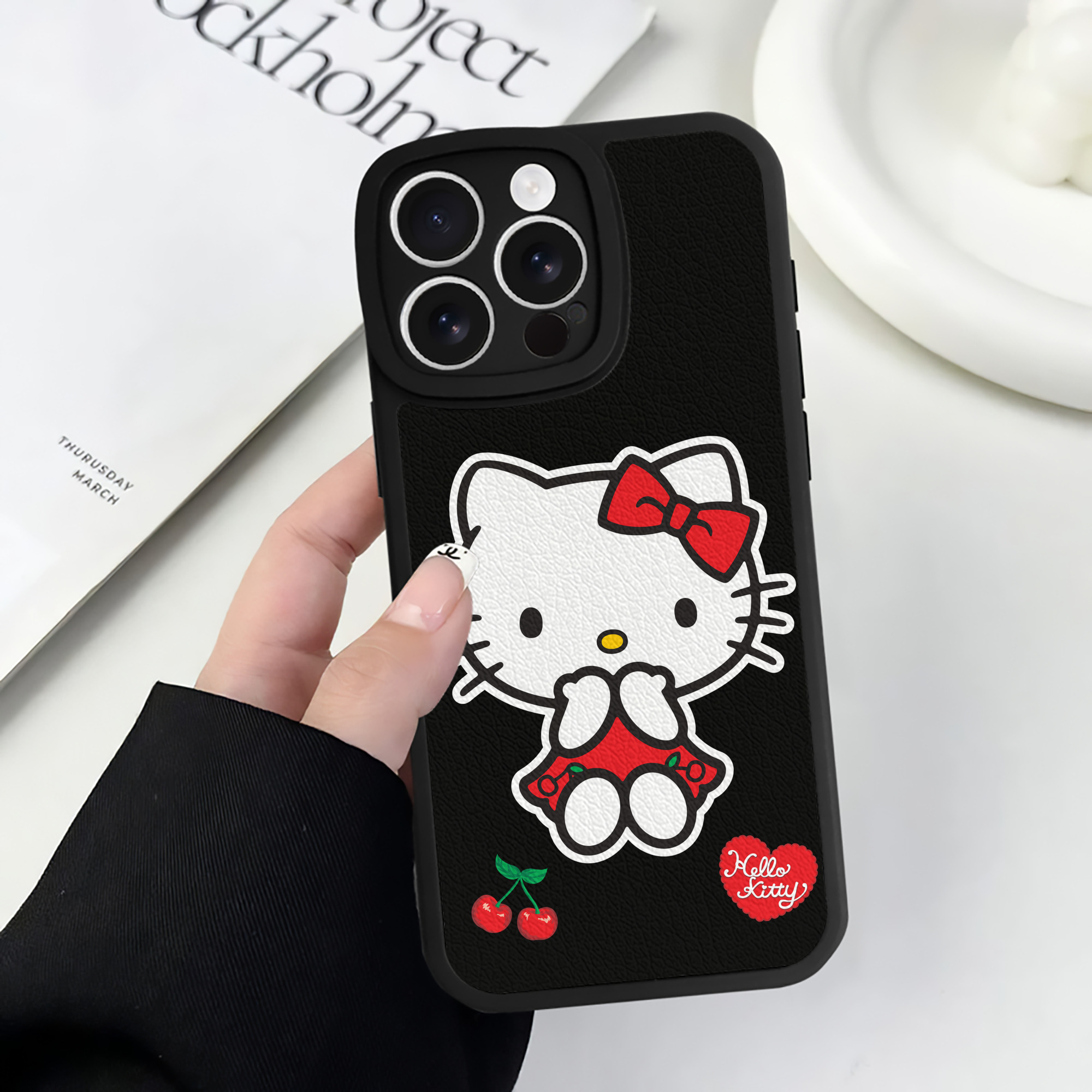 （画像用） Hello Kitty ハローキティ 【iPhone 16シリーズ対応】シリコンスマホケース（レザー調） 材質：シリコン
